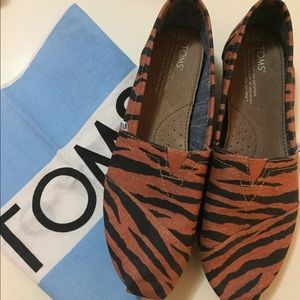 NWT Tiger Print Toms 🐯